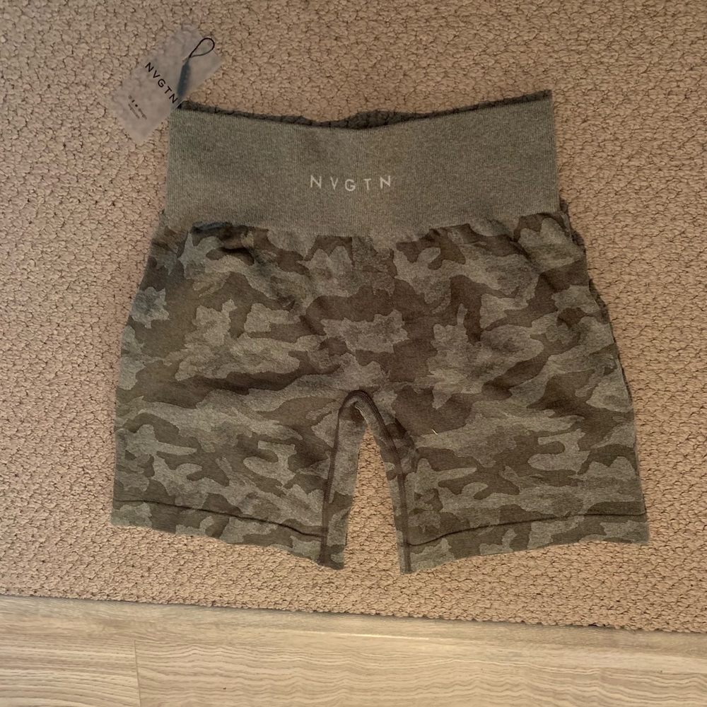 NVGTN Camo Seamless Shorts size L in Khaki Green